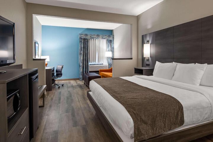 1 King Bed Sofa Bed Microwave and Refrigerator High Speed Internet Accessible Full Breakfast (1 of 9)