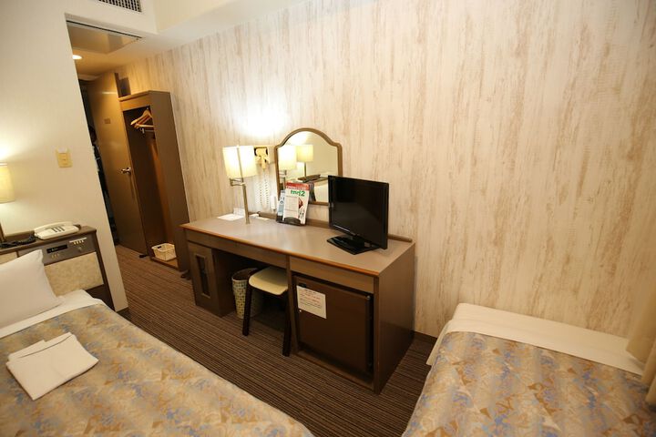 Room 12 of 33