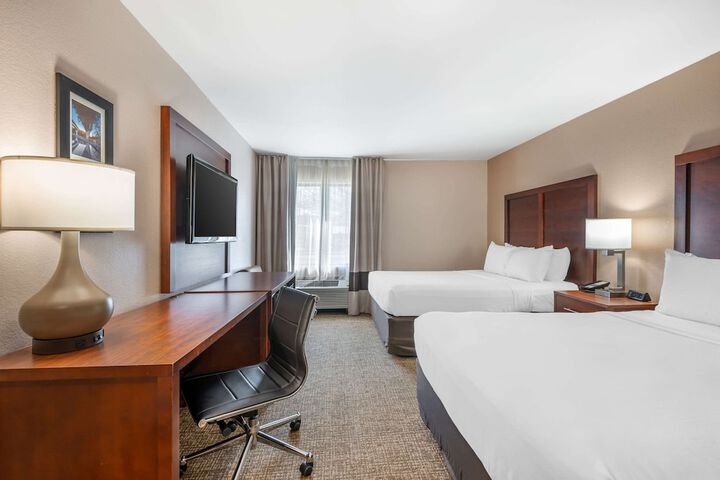 2 Queen Beds (6 of 10)