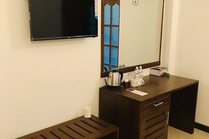 Room 7 of 18