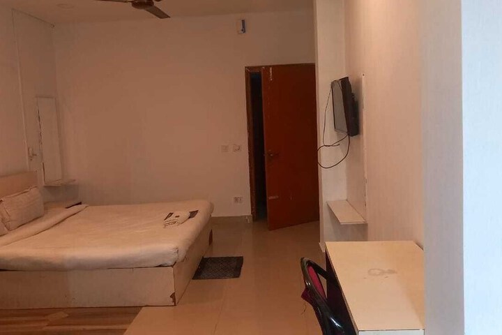 Room 4 of 7