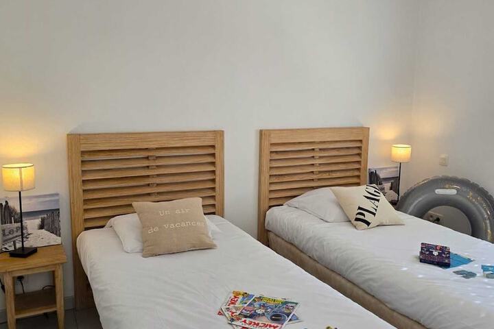 Room 6 of 16