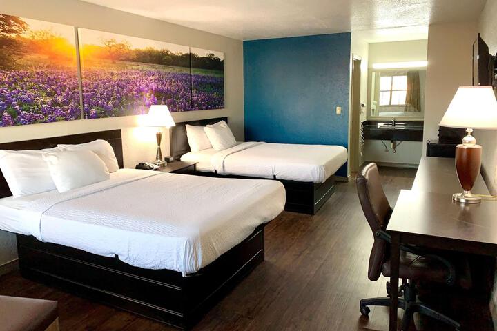 2 Queen Beds (5 of 13)