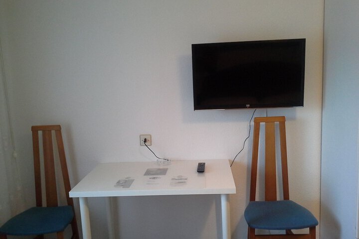 Room 4 of 8