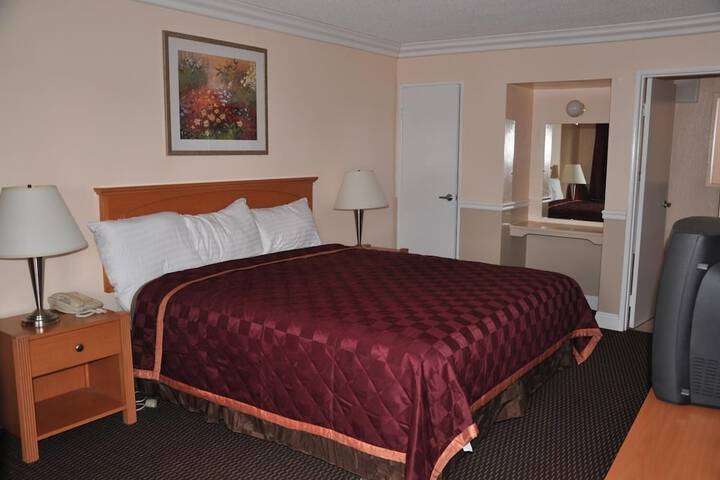 1 King Bed (1 of 11)