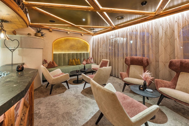 Lounge 163 of 181
