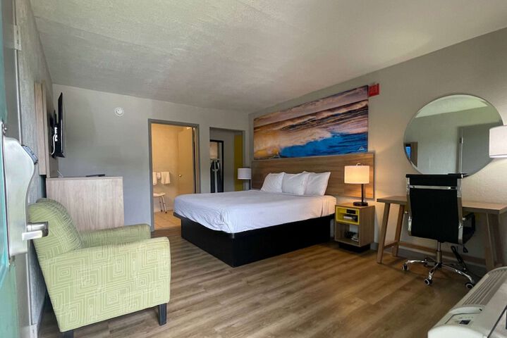 1 King Bed Poolside First Floor (4 of 12)