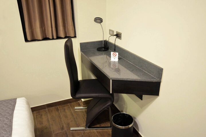 Room 16 of 32