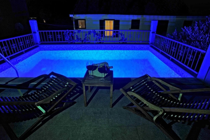 Pool 13 of 17
