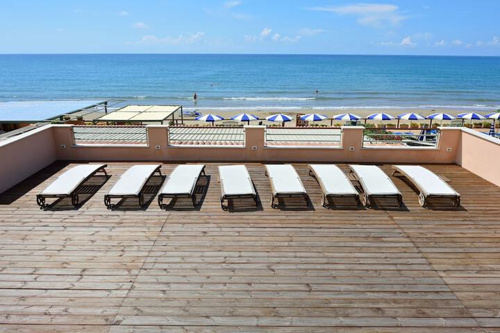 Sundeck 82 of 94