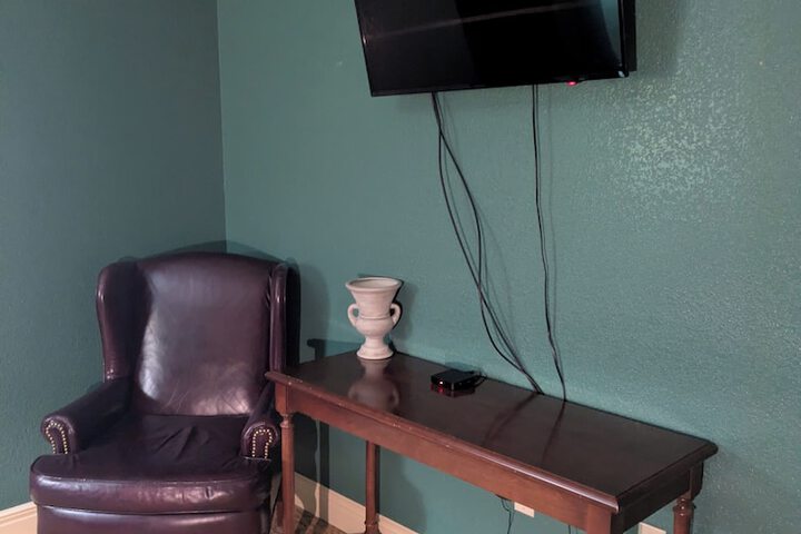 Room 9 of 16