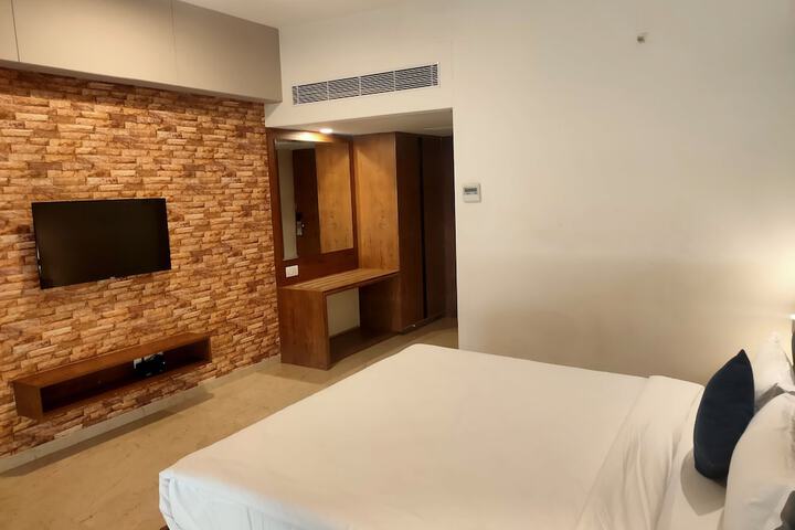 Room 8 of 32