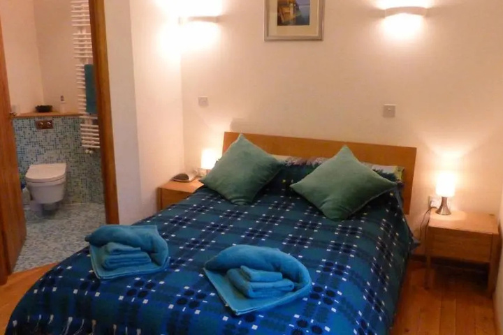Room 5 of 12