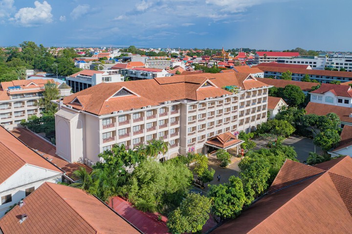 Hotel Exterior 115 of 133