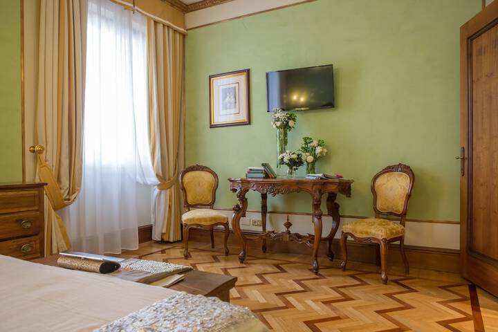 Room 8 of 117