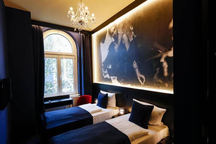Room 2 of 100