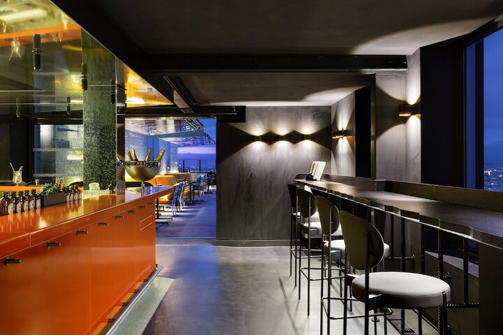 Lounge 63 of 77