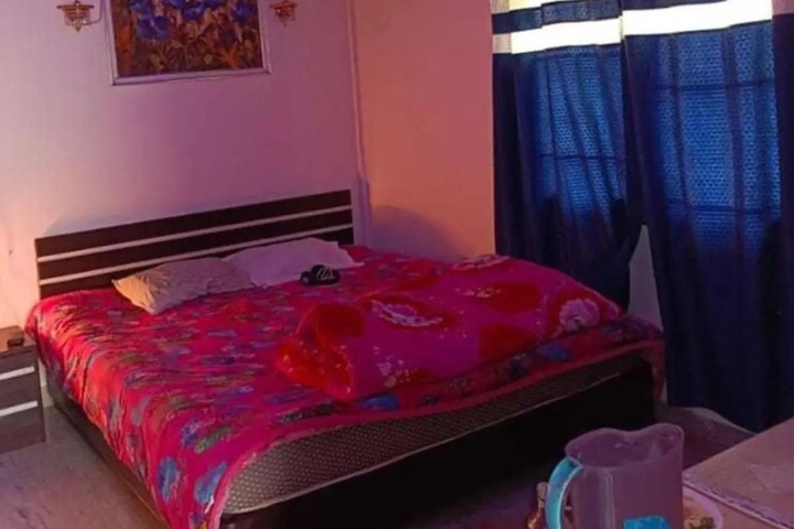 Room 4 of 9