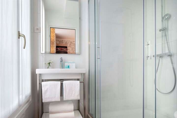 Room 32 of 43
