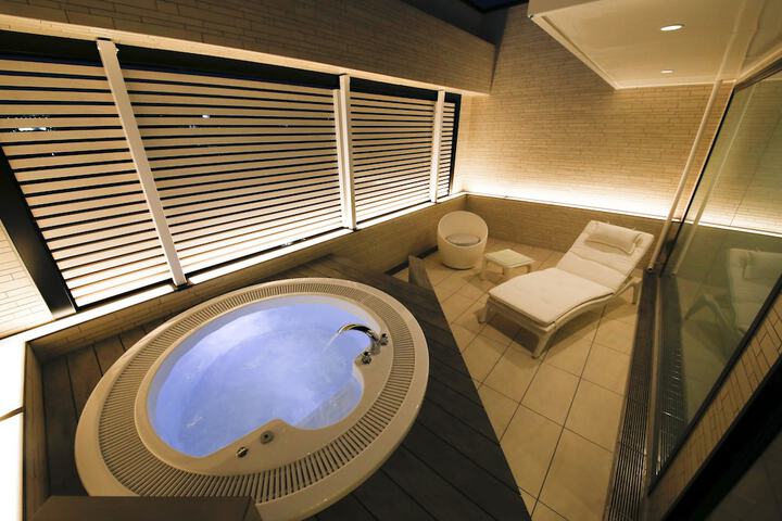 Hot Tub 28 of 33