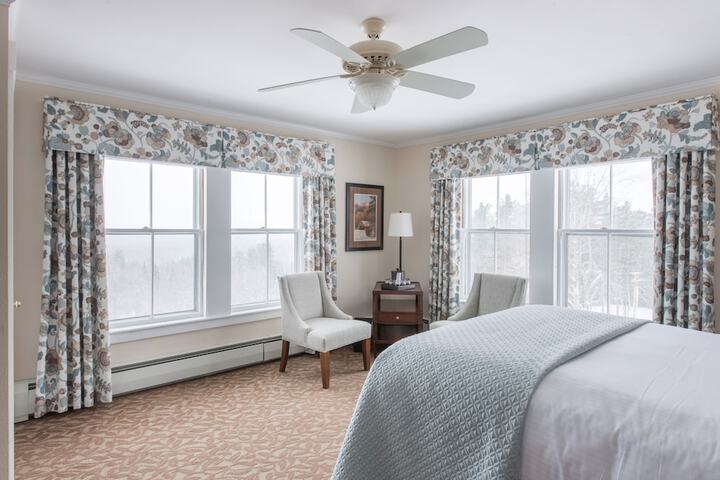 Grand Queen Bed with View (2 of 7)