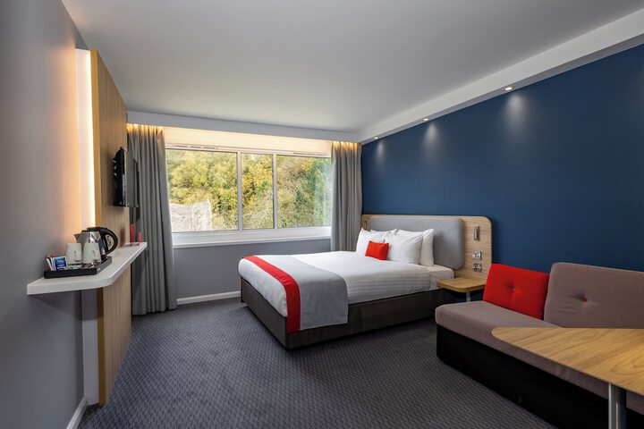 Room 6 of 32