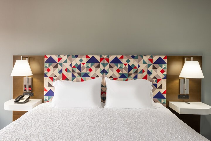 1 King Bed (16 of 17)