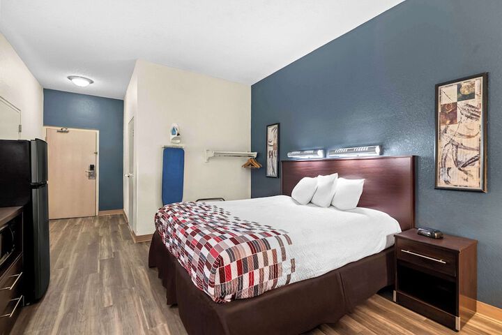 1 King Bed (3 of 12)