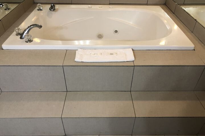 Jetted tub