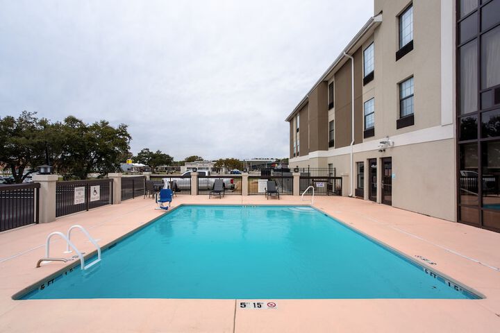 Pool 25 of 44