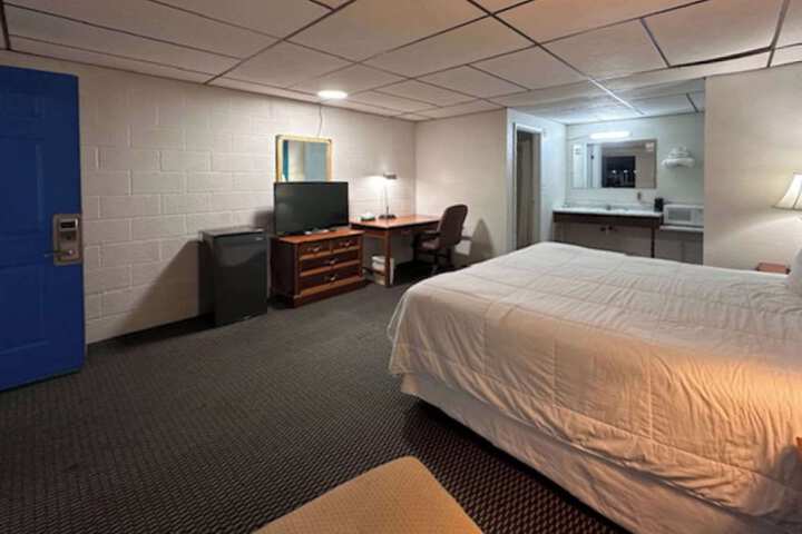 1 Queen Bed (3 of 13)