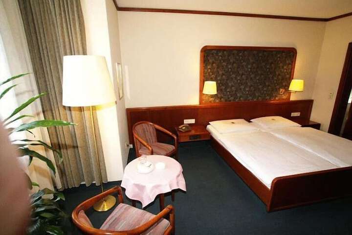 Room 11 of 38
