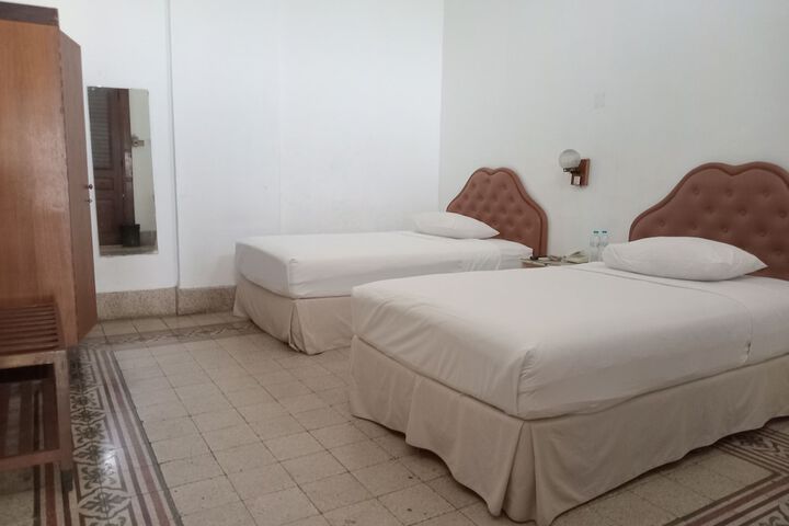 Room 9 of 25