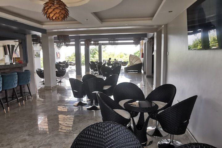 Lounge 13 of 21