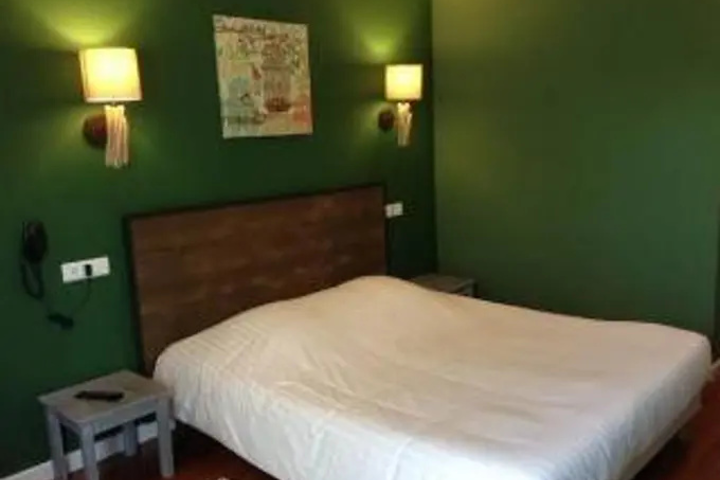 Room 4 of 10