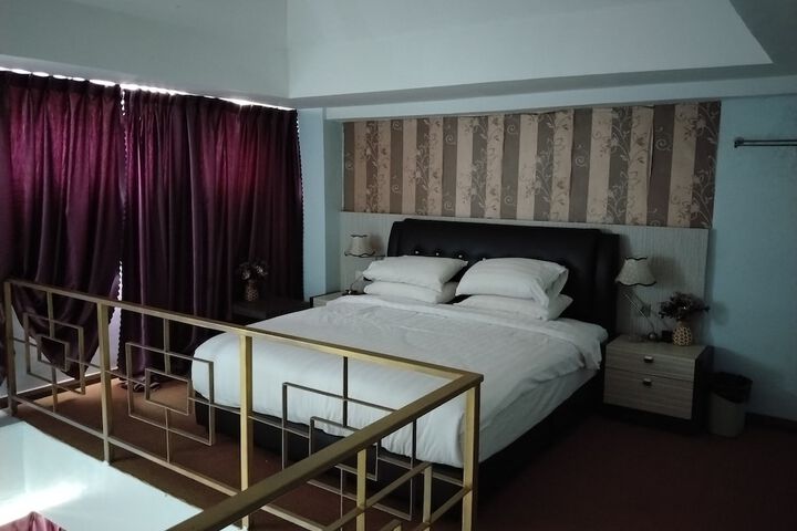 Room 12 of 66