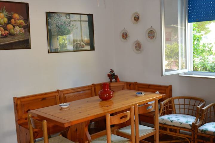 Room 8 of 25