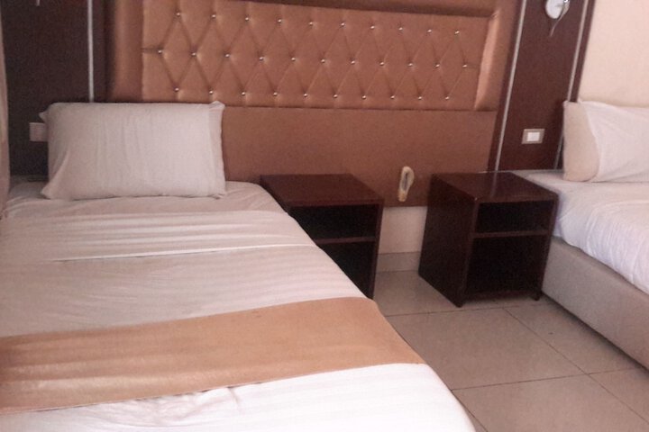 Room 7 of 28