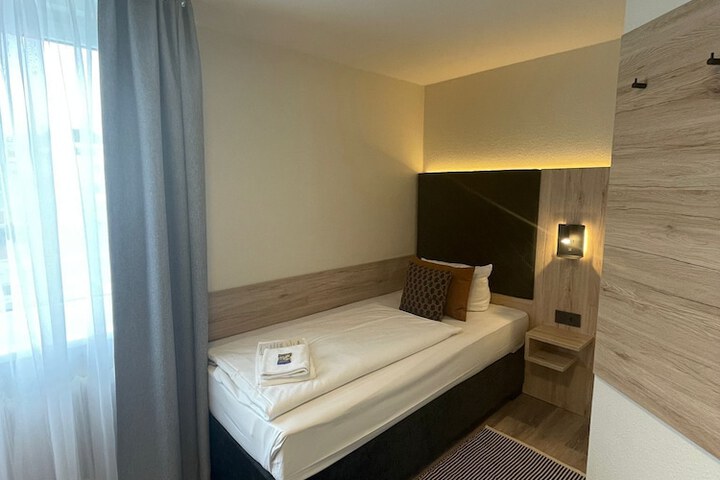 Room 5 of 42