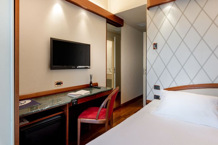 Room 15 of 104