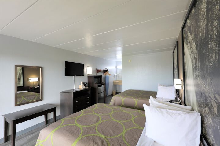 2 Queen Beds (2 of 16)