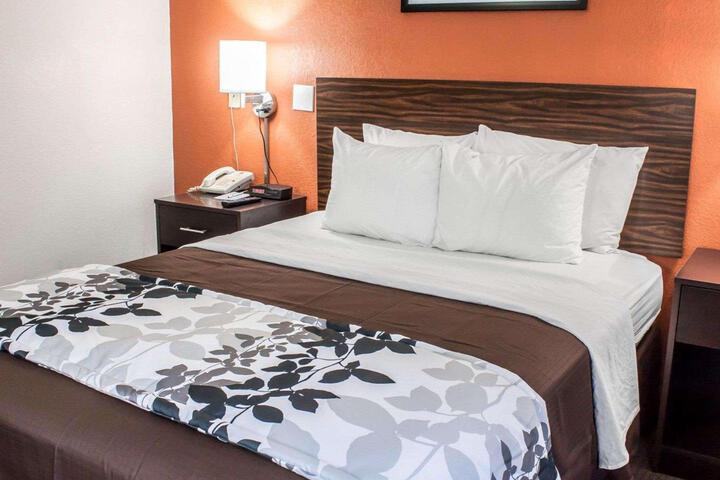 1 Queen Bed (5 of 8)