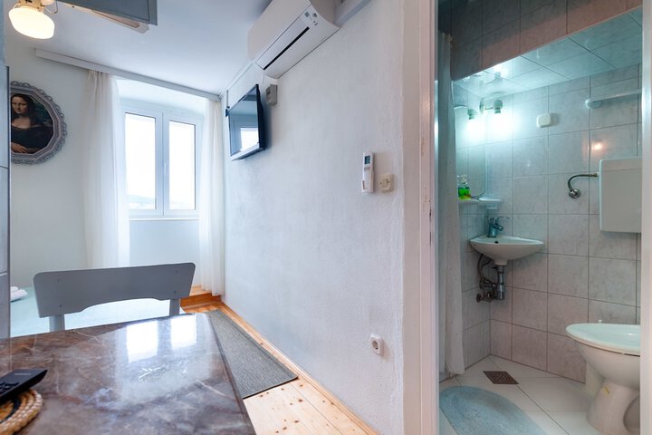 Room 6 of 48