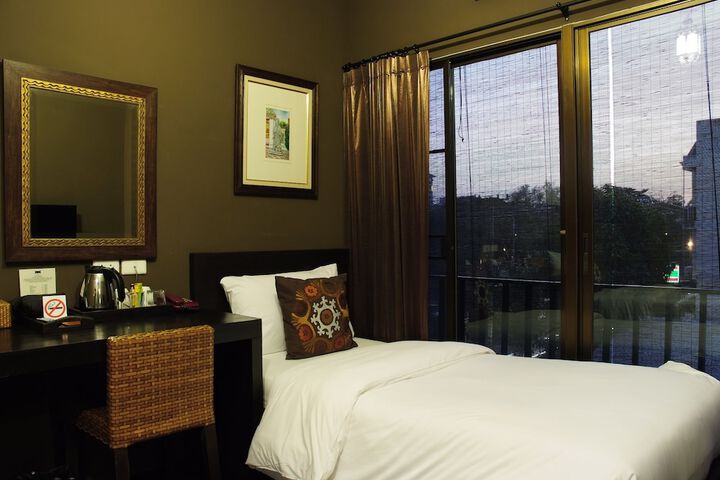 Room 8 of 65