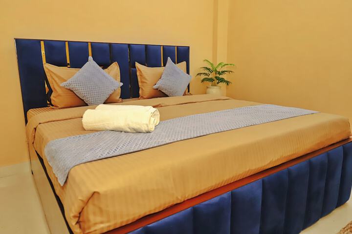 Room 2 of 10