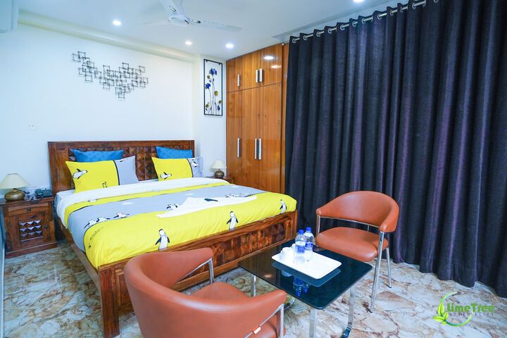 Room 7 of 18