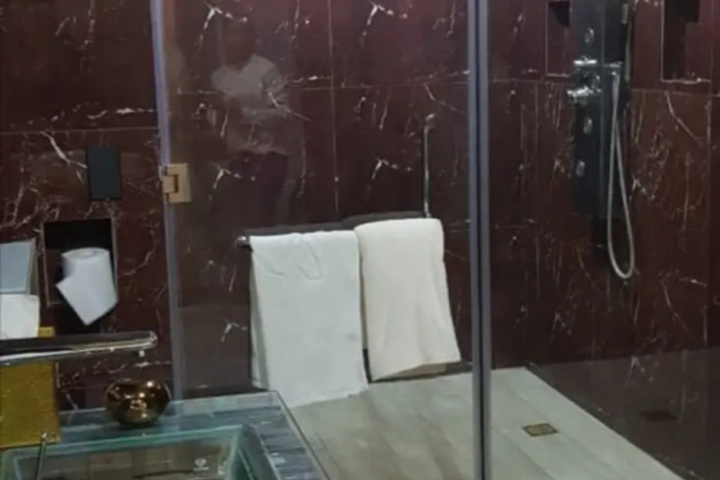 Room 4 of 9