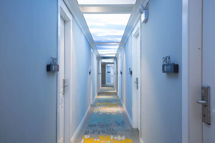 Ballroom/Hall 30 of 33