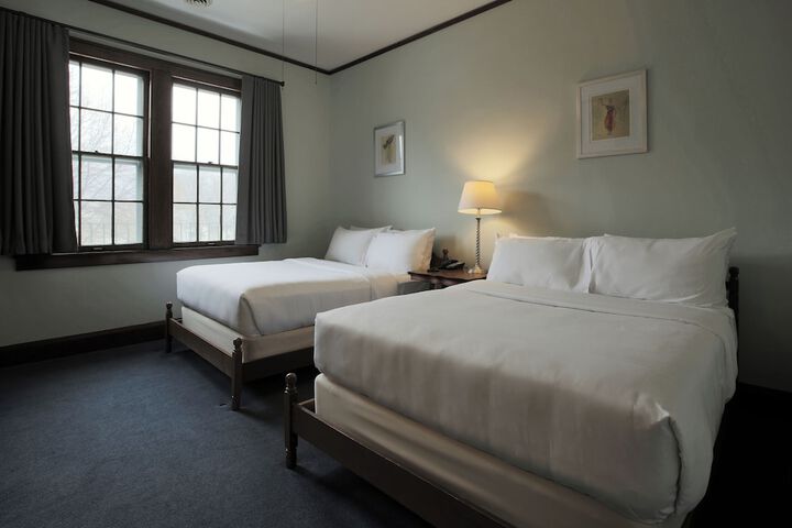 Historic Hotel Accessible By Stairs 2 Double Beds (2 of 3)
