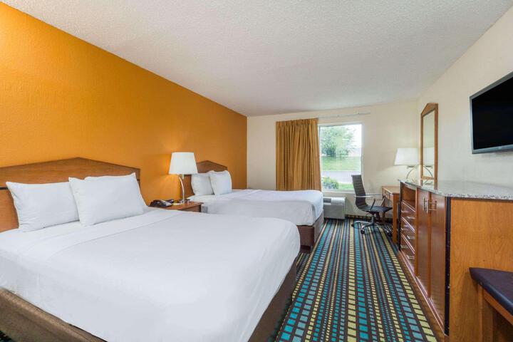2 Double Beds (14 of 14)